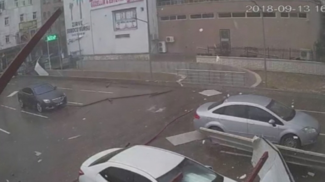 Adıyaman’da fırtına çatıları uçurdu